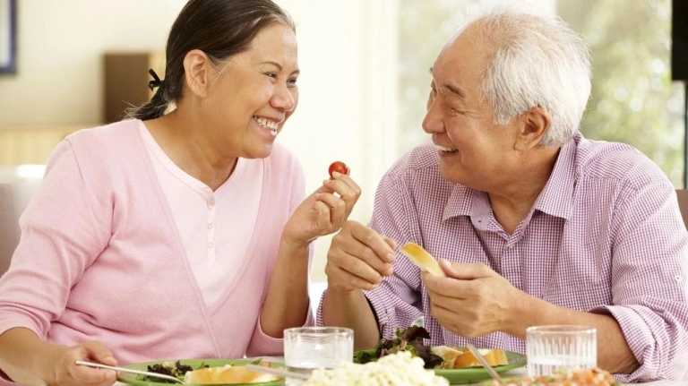 Bí quyết trị táo bón cho người già hiệu quả và mẹo dân gian
