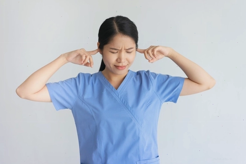 Đau tai, ù tai và chảy dịch tai là những triệu chứng viêm tai giữa không nên chủ quan.