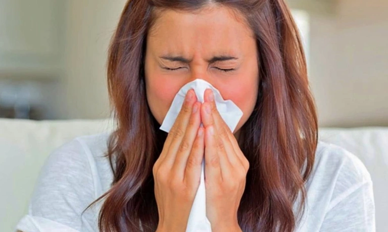 Hắt Xì 3 Cái Liên Tục: Điềm Báo Gì Theo Giờ Và Khoa Học?