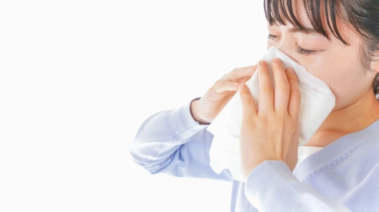 Hắt xì hơi là điềm gì? Giải mã ý nghĩa theo giờ và khoa học