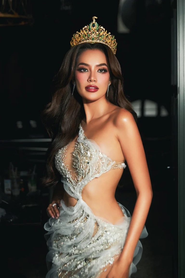 Lê Hoàng Phương khoe sắc trong loạt ảnh đầy ấn tượng