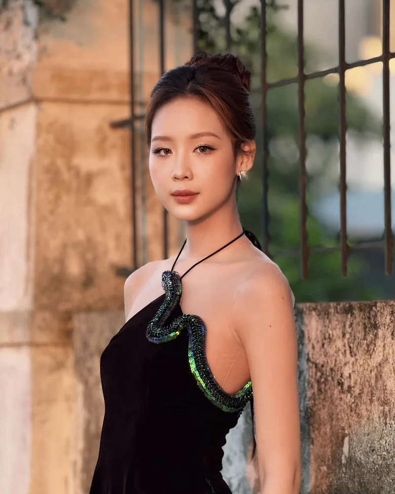 Lê Nguyễn Bảo Ngọc cao mét mấy mà có đôi chân dài cực phẩm