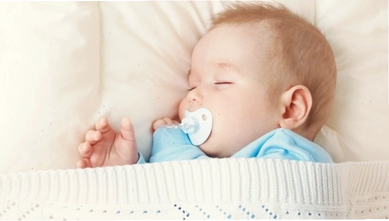 Mẹo cai sữa cho bé nhanh chóng: Tập cho trẻ ngậm ti giả