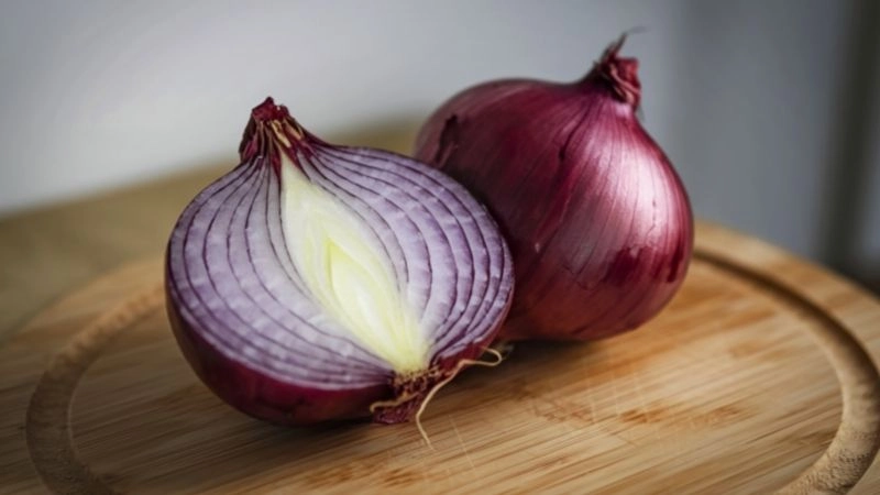 Mẹo dùng hành tây đuổi gián cực nhanh