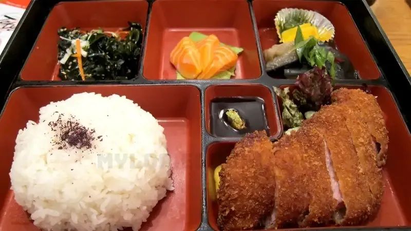 Thấy ăn cơm tại nhà của người khác trong mơ