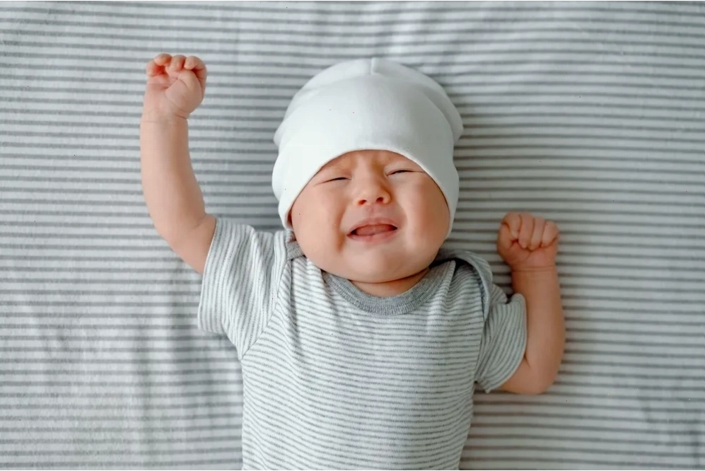 Trẻ sơ sinh vừa khóc vừa ưỡn người có nguy hiểm không?