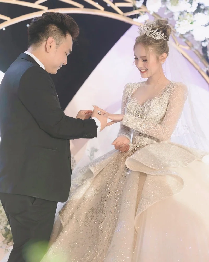 Váy cưới Xoài Non giá trị khủng khiến dân mạng sửng sốt